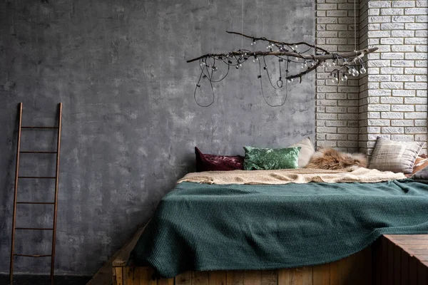 Bequemes Bett Mit Kissen Plaid Und Bettdecke Gemütlichen Schlafzimmer Unter — Stockfoto