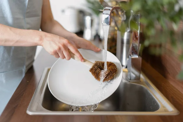 Concept Fournitures Écologiques Vue Recadrée Plaque Lavage Femme Dans Évier — Photo