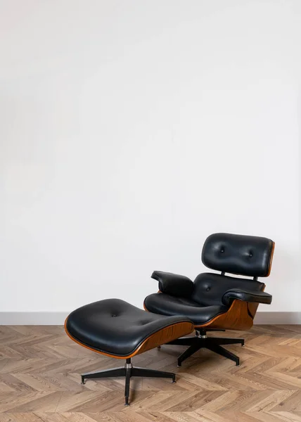 Függőleges Kilátás Fekete Bőr Fotel Kényelmes Szék Lábak Álló Irodai — Stock Fotó