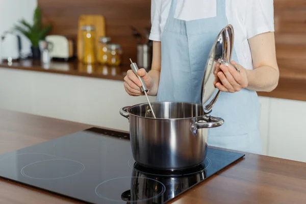 Beskuren Över Kvinnan Förkläde Matlagning Läcker Mat Kastrull Med Hjälp — Stockfoto