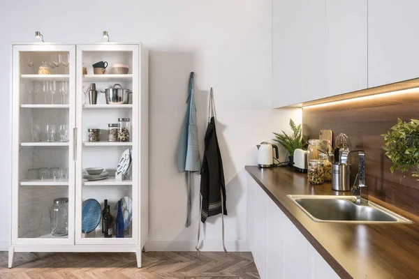 Modernes Zuhause Mit Design Interieur Weißen Küchenschränken Geschirr Schrank Leerer — Stockfoto