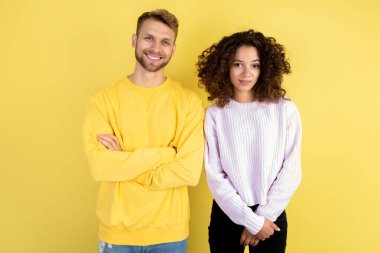 İki kendine güvenen melez arkadaş sarı arka planda fotokopi makinesiyle birlikte kameraya bakıyor ve güzel bir gülümseme sergiliyorlar. Stüdyo, yakışıklı bir adam ve Afro-Amerikan bir kadını vurdu.