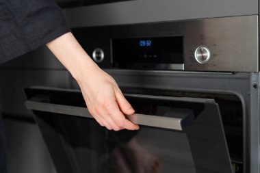Elektrikli fırın teçhizatı, fırın aletleri, fırın gıdalarını kontrol etmek, modern mutfakta durmak, ev yapımı hamur işi yapmak...