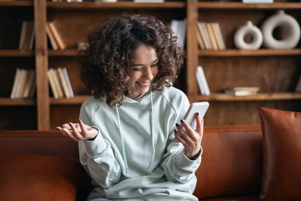 Mujer Afroamericana Feliz Mirando Pantalla Del Teléfono Inteligente Haciendo Videollamadas —  Fotos de Stock