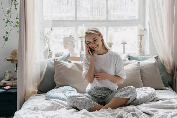 의사소통 스마트폰으로 친구들 이야기하고 즐겁게 있습니다 침대보를 암컷은 아침에 집에서 — 스톡 사진