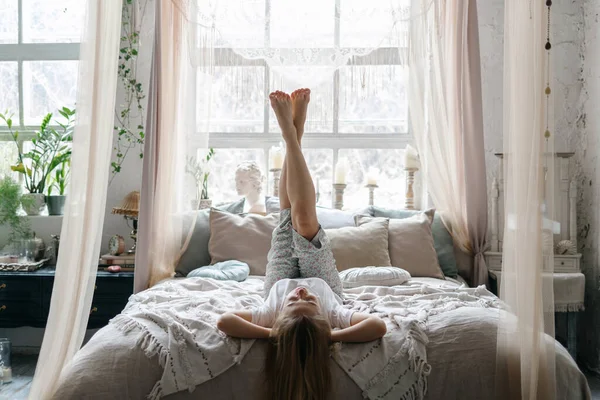 Mladá Žena Spacáku Zvedla Nohy Pohodlné Posteli Útulné Ložnici Lehkým — Stock fotografie