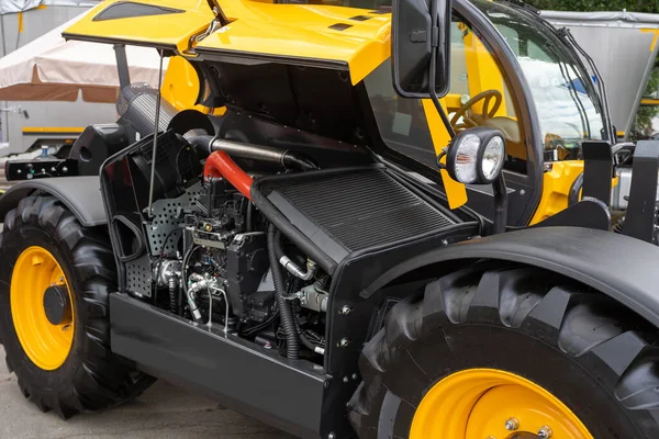 新的拖拉机配置与现代电动机系统 农业设备检查和农用车辆修理的概念 — 图库照片