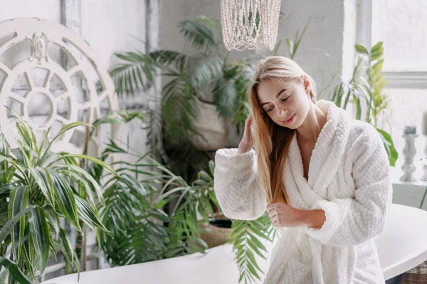 Schoonheidsconcept Jonge Glimlachende Vrouw Witte Badjas Aanraken Van Haar Staan — Stockfoto