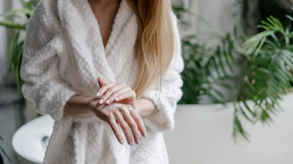 Gewassen Zicht Jonge Vrouw Witte Badjas Van Toepassing Beschermen Hand — Stockfoto