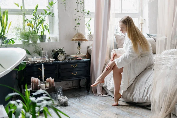 Concepto Belleza Mujer Joven Sonriente Bata Baño Sentada Cama Aplicar — Foto de Stock