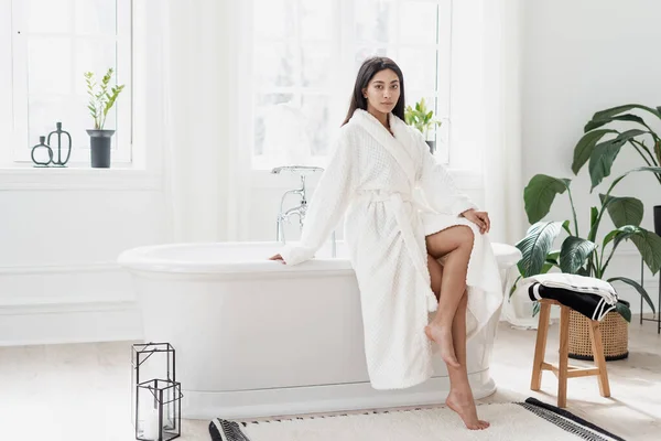 Aantrekkelijke Jonge Aziatische Vrouw Zitten Licht Ruime Badkamer Met Groene — Stockfoto