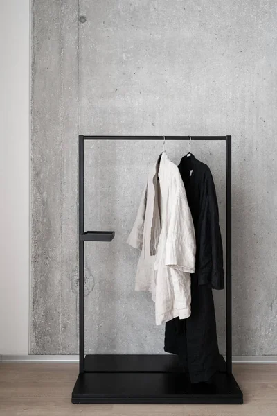 Plan Vertical Kimonos Noirs Blancs Décontractés Pleine Longueur Accrochés Porte — Photo