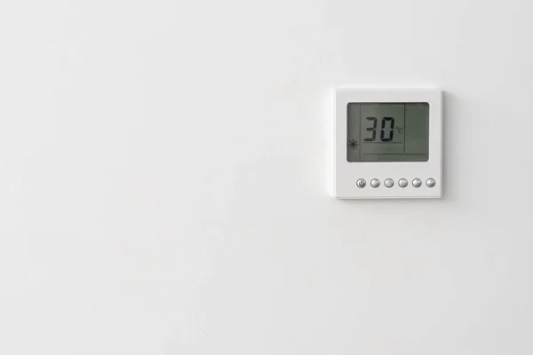 Небольшой Цифровой Термостат Климат Контроля Шестью Кнопками Белой Стене Отеля — стоковое фото