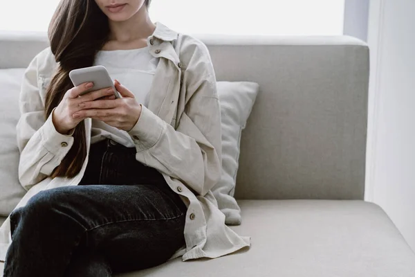 Concepto Aplicación Línea Vista Recortada Mujer Joven Ropa Casual Utilizando —  Fotos de Stock