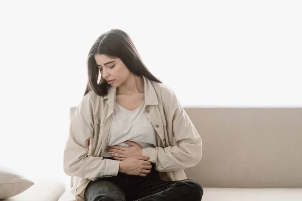 Zieke Jonge Vrouw Lijdt Aan Buikpijn Voelt Morgens Pijn Maag — Stockfoto