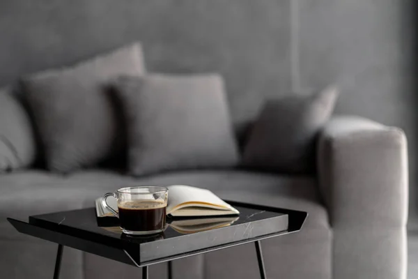 Szelektív Összpontosítani Asztal Csésze Kávé Nyitott Könyv Homályos Háttérrel Kényelmes — Stock Fotó