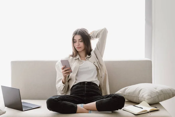 Draadloos Modern Technologie Concept Volledige Weergave Van Jonge Vrouwen Casual — Stockfoto