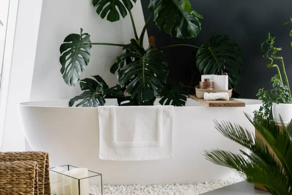 Moderne Weiße Badewanne Mit Handtuch Und Holzregal Für Schönheitsprodukte Bohemian — Stockfoto