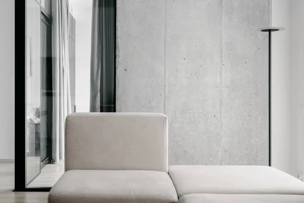 現代的なミニマルなデザインの白いスタイリッシュなソファと現代的な立ちランプ プライバシーのために使用されるカーテン付きのガラスの壁を持つソファの後ろの部屋 — ストック写真