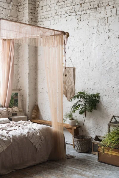 Vertikale Aufnahme Eines Schlafzimmers Böhmischen Stil Mit Hoher Decke Großem — Stockfoto
