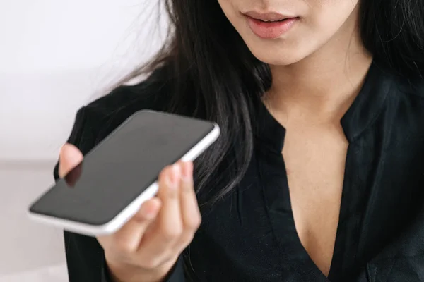 Captura Recortada Mujer Joven Grabando Mensaje Voz Teléfono Móvil Con — Foto de Stock