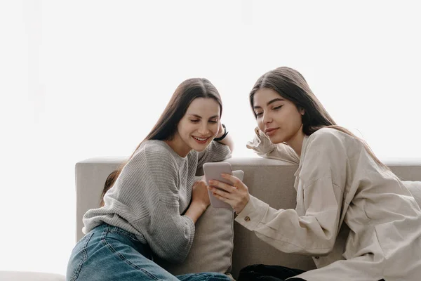 Two Young Girl Friends Sitting Couch Using Internet Application Modern — Stock Photo, Image
