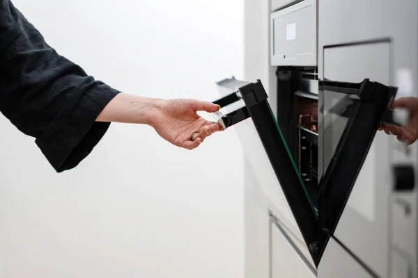 Woman Holding Black Electric Ovens Door Closing Putting Food Preparing — Stockfoto