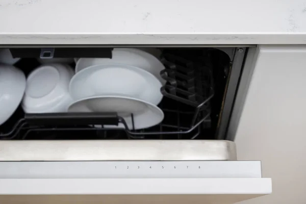Крупным Планом Слегка Открытая Посудомоечная Машина Белой Глянцевой Чистой Посудой — стоковое фото