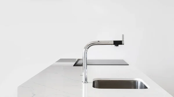 Weiße Saubere Küchentheke Mit Modernem Glänzenden Wasserhahn Und Quadratischer Metallspüle — Stockfoto