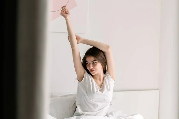 Verträumte Junge Frau Nachtwäsche Wacht Morgens Hellen Gemütlichen Schlafzimmer Auf — Stockfoto