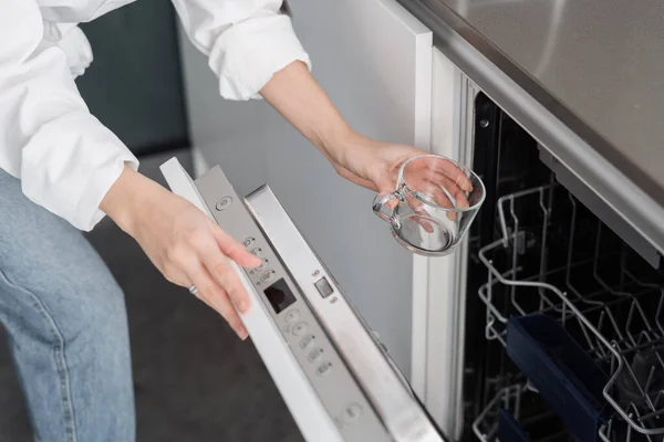 Colpo Ritagliato Stoviglie Femminili Lavaggio Lavastoviglie Moderna Mentre Pulizia Cucina — Foto Stock