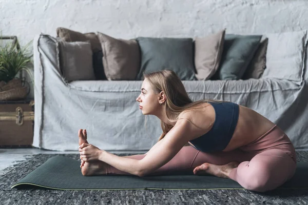 Sportliches Trainingskonzept Flexible Junge Frau Aktivkleidung Die Ihren Körper Dehnt — Stockfoto