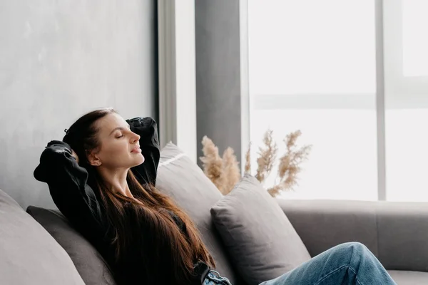 Zijaanzicht Van Ontspannen Jonge Vrouw Casual Gekleed Rusten Stretching Comfortabele — Stockfoto