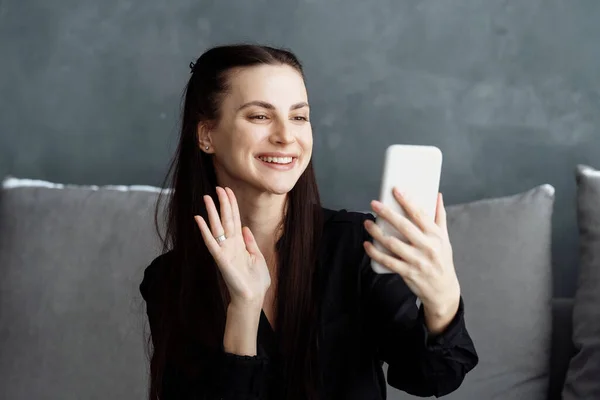 Hermosa Mujer Joven Amigable Vestida Casualmente Teniendo Videollamada Teléfono Inteligente —  Fotos de Stock