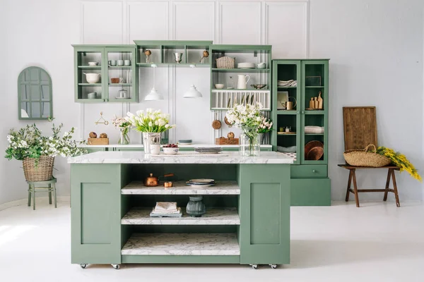 Keuken Met Eiland Decor Met Groene Meubels Witte Muren Vloer — Stockfoto