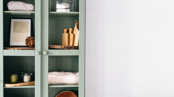 Armário Verde Alto Com Portas Vidro Vários Equipamentos Cozinha Prateleiras — Fotografia de Stock