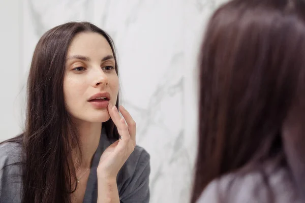 Attraktiv Ung Kvinna Som Tar Hand Sina Läppar Applicera Kosmetisk — Stockfoto
