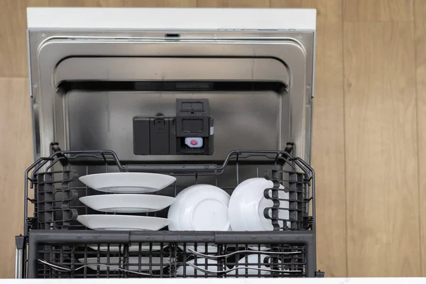 Вид Открытую Загруженную Посудомоечную Машину Сверху Корзину Полную Посуды Миски — стоковое фото