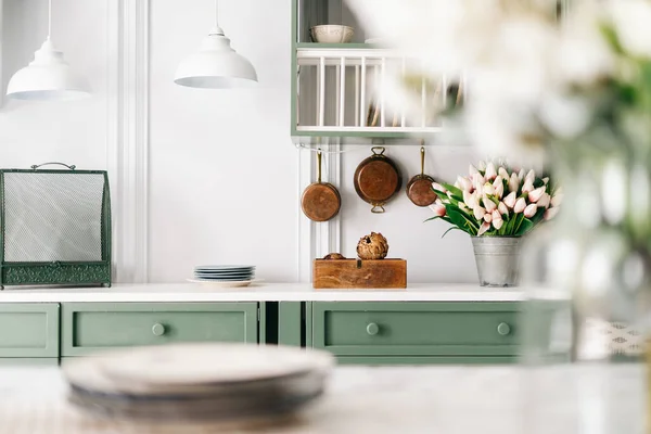 Set Van Borden Boeket Bloemen Glazen Pot Aanrecht Wazig Voorgrond — Stockfoto