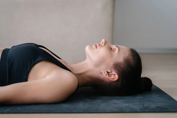 Mulher Atraente Meditando Casa Respirando Calmamente Enquanto Concentra Sua Saúde — Fotografia de Stock