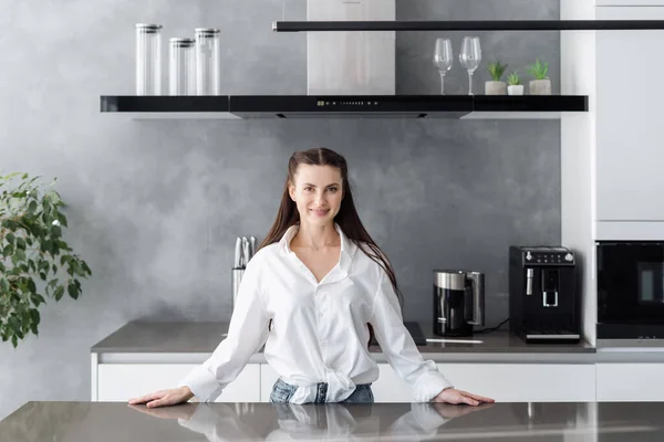 Обаятельная Дружелюбная Молодая Женщина Стоящая Кухонным Столом Своей Новой Современной — стоковое фото