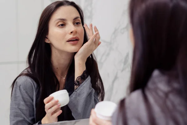 Wanita Muda Yang Menarik Menerapkan Produk Kosmetik Alami Zona Bawah — Stok Foto