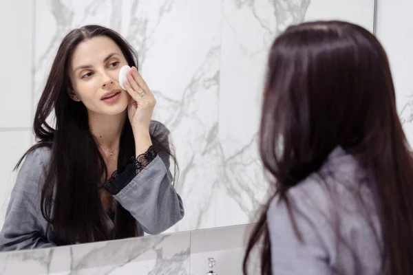 Jolie Jeune Femme Nettoyant Son Visage Avec Des Produits Cosmétiques — Photo