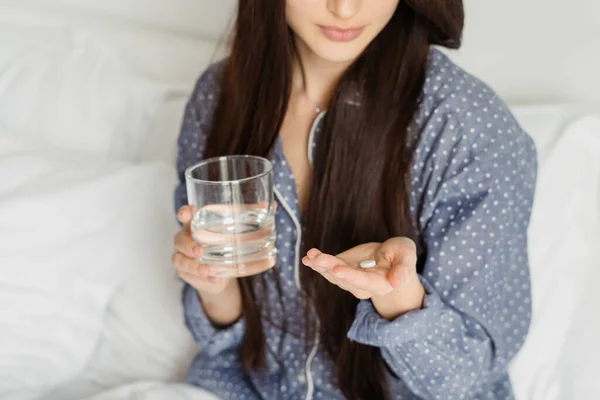 Gehakt Schot Van Brunette Vrouw Pyjama Met Medicijnen Glas Water — Stockfoto