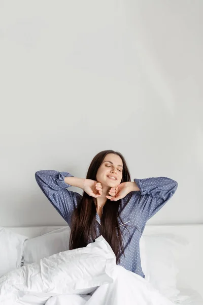 Genieten Van Ochtend Gelukkige Jonge Vrouw Pyjama Zitten Comfortabele Bed — Stockfoto