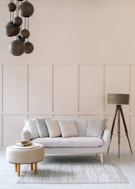 Evinin içi rahat, oturma odasına yakın. Kanepeli modern İskandinav tasarımı, mobilyalı minimalist apartman dekorasyonu. İçinde rattan sehpası ve lambası olan rahat bir kanepe..