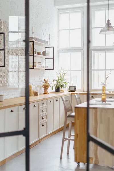 Arredamento Domestico Cucina Moderna Con Mobili Legno Porta Aperta Alla — Foto Stock