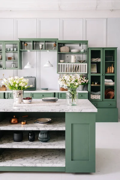 Keuken Met Groene Vintage Meubels Marmeren Aanrecht Met Bloemen Kersen — Stockfoto