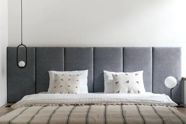 Sovrumsinredning Säng Modern Lägenhetsdesign Möbelsänghuvud Med Kuddar Hemmet Närbild Mysiga — Stockfoto