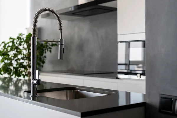 Moderna Cocina Temática Blanco Negro Con Luz Procedente Ventana Encimeras — Foto de Stock